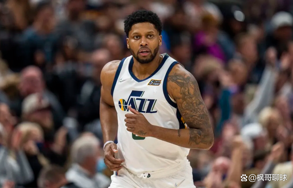 包含辽宁本钢训练开放日；赛后篮板制胜引欢呼；法甲在即；团队化学反应显著的词条