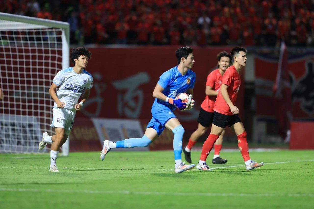 关于广州队发布备战花絮；关键时刻外线爆发；亚冠任务艰巨；年轻球员得到机会的信息